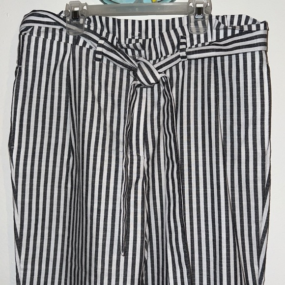 Love Tree Black and White Striped Cropped Pants - Picture 2 of 6